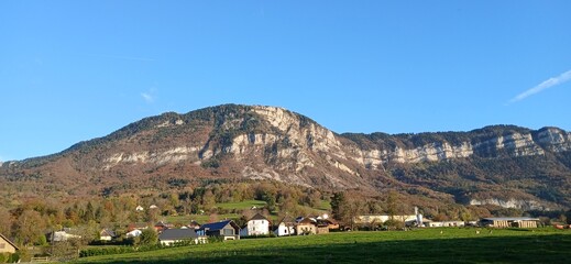 Panorama rural avec vallée et montagnes à l’horizon  © HAMADACHE