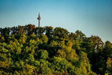 Sendemast auf einem Hügel im Wald © focus finder