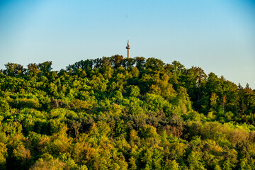 Sendemast auf einem Hügel im Wald © focus finder