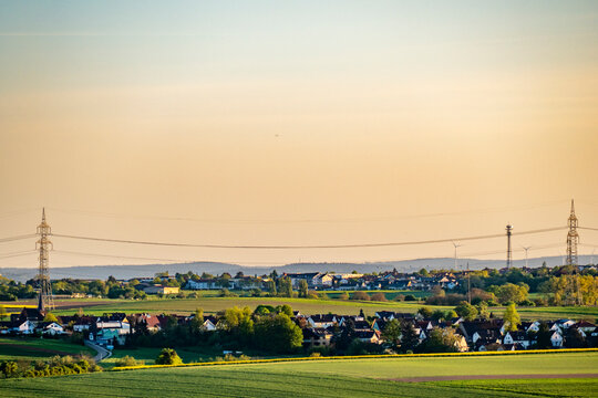 Strommasten bei Sonnenuntergang