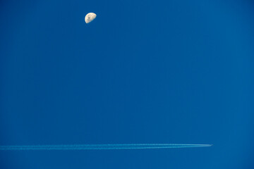 Fototapeta premium Kondensstreifen am blauen Himmel