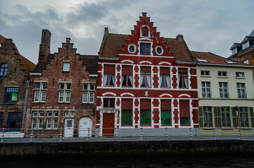 Obraz premium Maison flamande rouge au bord d’un canal à Bruges