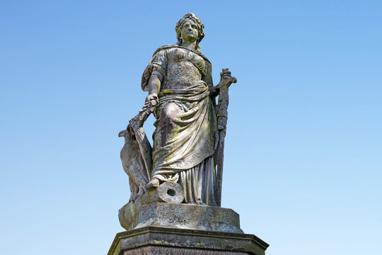 Die historische Germania-Statue von 1877 in der Fissmer-Anlage in Siegen.