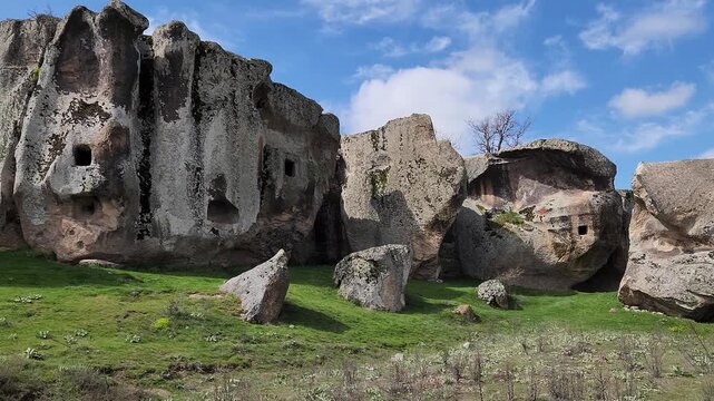 A journey to the G&ouml;yn&uuml;ş Valley, exploring the monumental Aslantaş and Yılantaş rock reliefs, the magnificent heritage of the Phrygian civilization