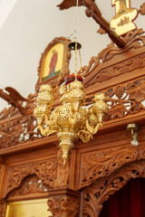 Obraz premium Chandelier hanging in a traditional wooden structure with religious icons