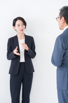 会話するビジネスマンたち