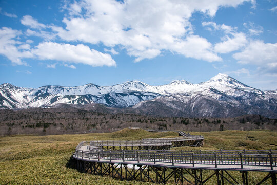世界自然遺産 知床五湖と冠雪した知床連峰のリフレクション（Reflection of Shiretoko Mountains and Shiretoko Five Lakes, World Heritage）