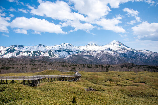 世界自然遺産 知床五湖と冠雪した知床連峰のリフレクション（Reflection of Shiretoko Mountains and Shiretoko Five Lakes, World Heritage）