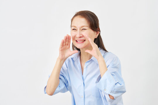 白背景で呼びかける女性　左向き