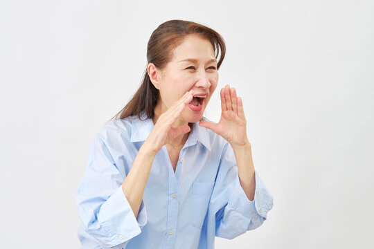 白背景で呼びかける女性　右向き