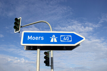 Die Bundesautobahn 40 (A40), Ruhrschnellweg, Richtung Stadt Moers, (Symbolbild) © hkama