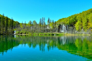 Obraz premium Lake with a refleczion of the forest in Plitvice national park in Lika, Croatia