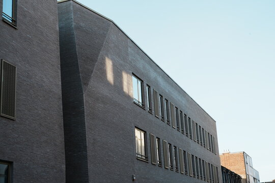 B&acirc;timent noir &agrave; Verviers en province de Li&egrave;ge, R&eacute;gion Wallone, Belgique