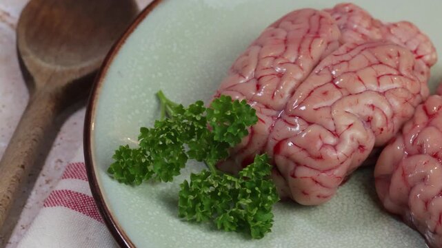 Cervelle d&rsquo;agneau crue fra&icirc;che dans une assiette
