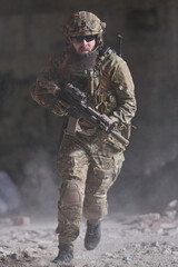 Obraz premium Armed Soldier in Camouflage Tactical Gear Running With Rifle During Urban Combat Operation