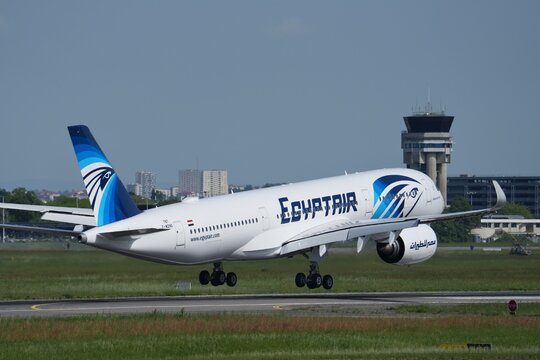 Egyptair A350 900 presque pos&eacute; pr&egrave;s de la piste