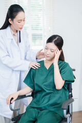 Obraz premium The doctor is talking to a patient in a wheelchair in the hospital.