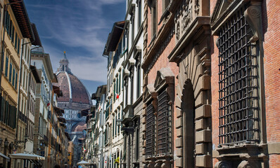 Obraz premium historic center of Florence, dominated in the distance by Brunelleschi's majestic dome of the Cathedral of Santa Maria del Fiore.