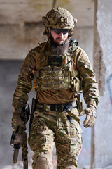 Obraz premium Tactical Soldier in Multicam Gear With Helmet, Chest Rig and Rifle in Urban Environment