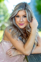 Naklejka premium Sunlit Serenity: A Young Woman’s Peaceful Stroll Through the Park