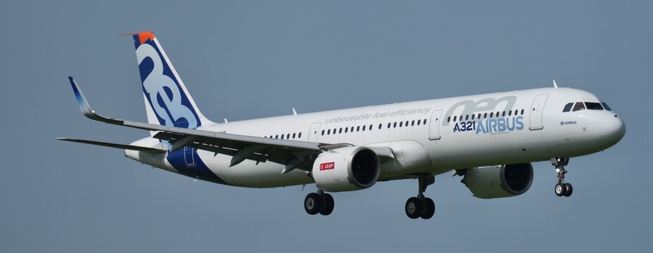 Airbus constructeur A321neo atterrissage vue cot&eacute; banni&egrave;re