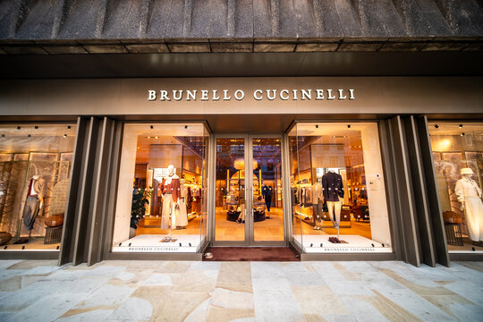 LONDON - Sloane Street Knightsbridge &ndash; Brunello Cucinelli luxury retail store facade