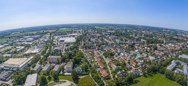 Ausblick auf die &ouml;stlichen Stadtbezirke von Dachau in der Metropolregion M&uuml;nchen 