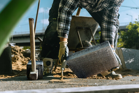Garten und Landschaftsbauer bei der Arbeit
