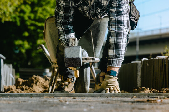Garten und Landschaftsbauer bei der Arbeit