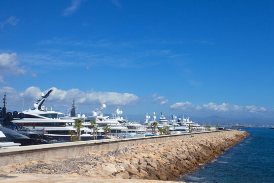 Lazurowe morze, port, widok na Alpy, Alpy Nadmorskie, Antibes, Francja, Azure sea, harbor, view of the Alps, Antibes, France	