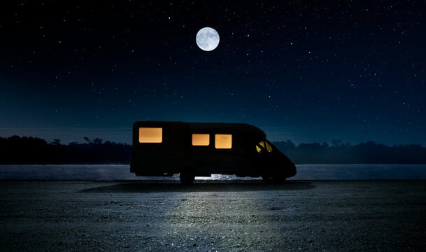 Wohnmobil bei Mondschein am Strand