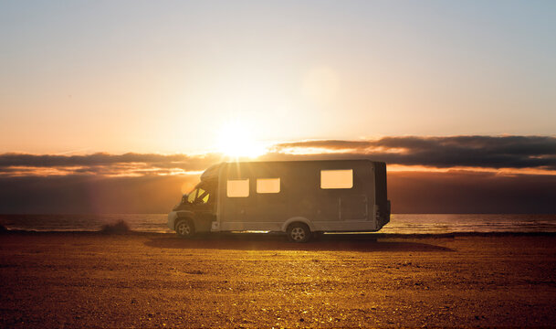Wohnmobil im Gegenlicht am Strand