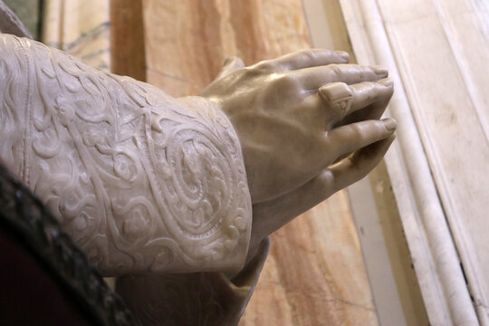 Monumento a Papa Benedetto XV in preghiera, scultura in marmo bianco e bronzo nella Basilica di San Pietro in Vaticano, concetto di pace e fede cattolica