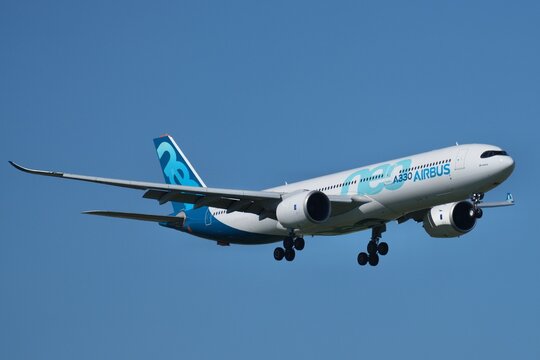 Airbus A330neo vol d'essai en finale gros plan