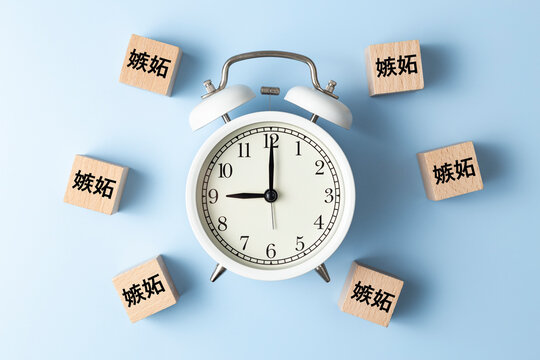 「嫉妬」と書かれたのブロックと目覚まし時計