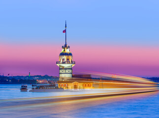 Obraz premium istanbul Maiden Tower (kiz kulesi) with motion speed light of passing ferry in the foreground at night - istanbul, Turkey