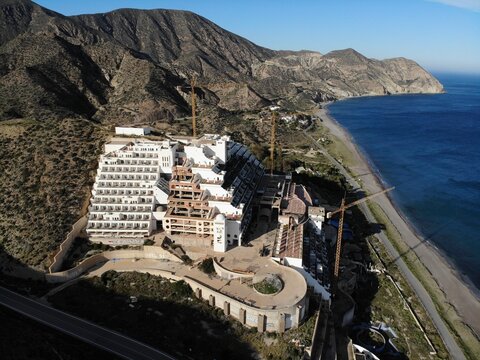 Flugbild Hotel-Ruine am Strand Algarrobico, Carboneras