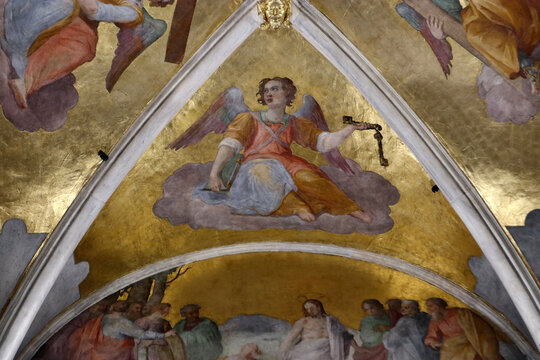 Dettaglio del maestoso mosaico absidale della Basilica di San Giovanni in Laterano a Roma, figura di angelo su fondo oro zecchino e scene bibliche, capolavoro di arte sacra medievale e bizantina
