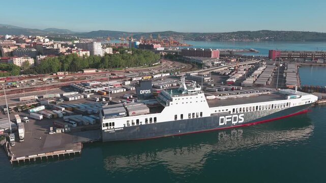 Trieste, Italia 26 Aprile 2026 :Veduta aerea del porto industriale con traghetto DFDS ormeggiato al molo