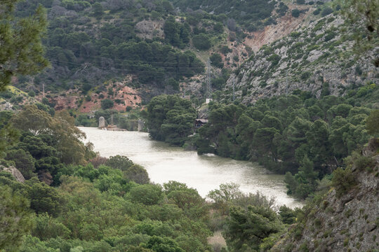 R&iacute;o Guadalhorce con paisaje verde en el entorno del Caminito del Rey