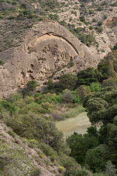 Formaci&oacute;n rocosa erosionada en el entorno del Caminito del Rey en M&aacute;laga