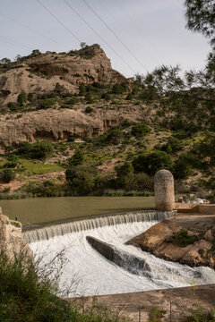 R&iacute;o Guadalhorce con paisaje verde en el entorno del Caminito del Rey
