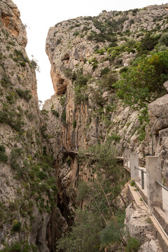 Sendero colgante del Caminito del Rey entre paredes verticales