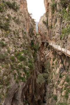 Sendero colgante del Caminito del Rey entre paredes verticales