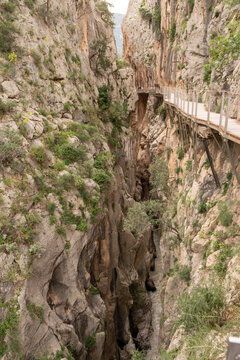 Sendero colgante del Caminito del Rey entre paredes verticales