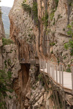 Sendero colgante del Caminito del Rey entre paredes verticales