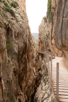 Sendero colgante del Caminito del Rey entre paredes verticales