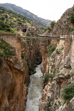 Puente antiguo sobre el desfiladero en el Caminito del Rey en M&aacute;laga