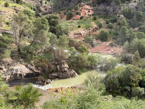 Vista del r&iacute;o en valle verde en el entorno del Caminito del Rey
