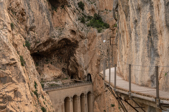 Recorrido del Caminito del Rey entre paredes rocosas y t&uacute;nel